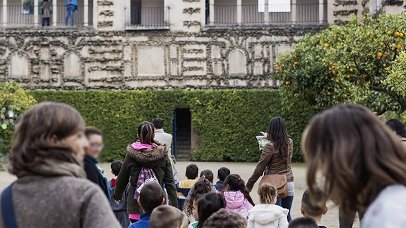 Nuestras visitas para Colegios son el complemento ideal a la enseñanza en el Aula, a través de ellas fomentamos el conocimiento artístico y cultural de Sevilla. Adaptamos cada visita al nivel/temática de cada grupo de alumnos, para que sean entretenidas y didácticas.