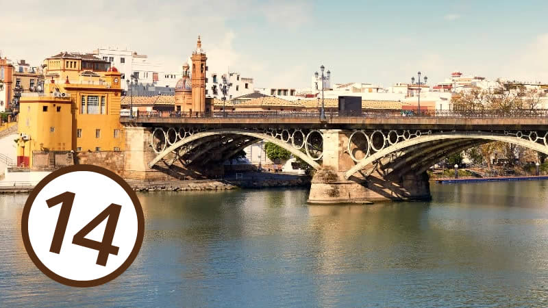 Sobre la orilla derecha del Guadalquivir vive el barrio más popular y pintoresco de Sevilla, cuna de artistas flamencos y toreros.
